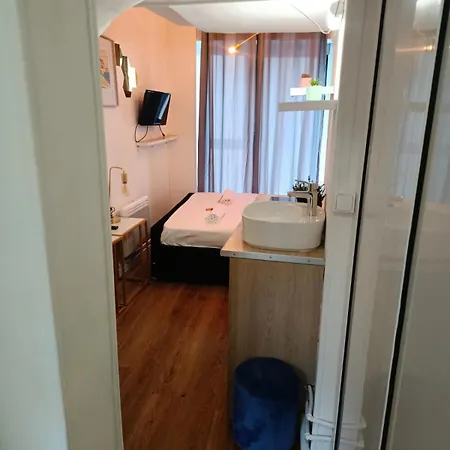 Quaint Studio Retreat For Two Appartement